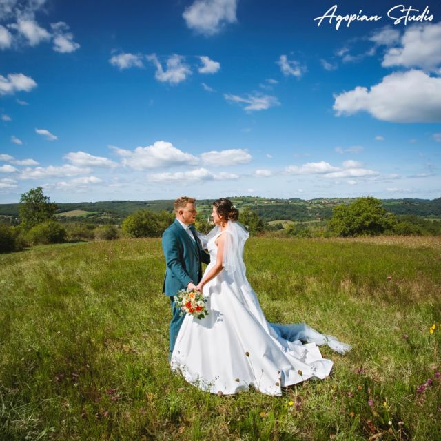 « l’instant présent pour toujours » avec :
📸 @agopian_studio 
👰👗 @valerie_lm_ 
💇‍♀️✂️ @mm_lesalon_coiffure 
💄💋 @onglesetbeaute.parcharline 🤵‍♂️@cotehommerodez 
💐 @stephane_le_fleuriste & @l_atelier_d_aime_rose 
😋🤤 aveyron traiteur 12200

#arpajonsurcère #naucelles #polminhac #murat #maurs #maurslajolie #thiezac #figeac #decazeville #rodez #aveyron #saintflour #massiac #issoire #souvenirsdemariage #mauriac #marmanhac #ytrac #marcoles #momentsdemariage #vicsurcere #reportagemariage #chateaudevixouze #hotellacdesgraves #chateaudesalles #chateaudesedaiges #lesterrassesdemajorac #photographiedemariage #aurillac #cantal